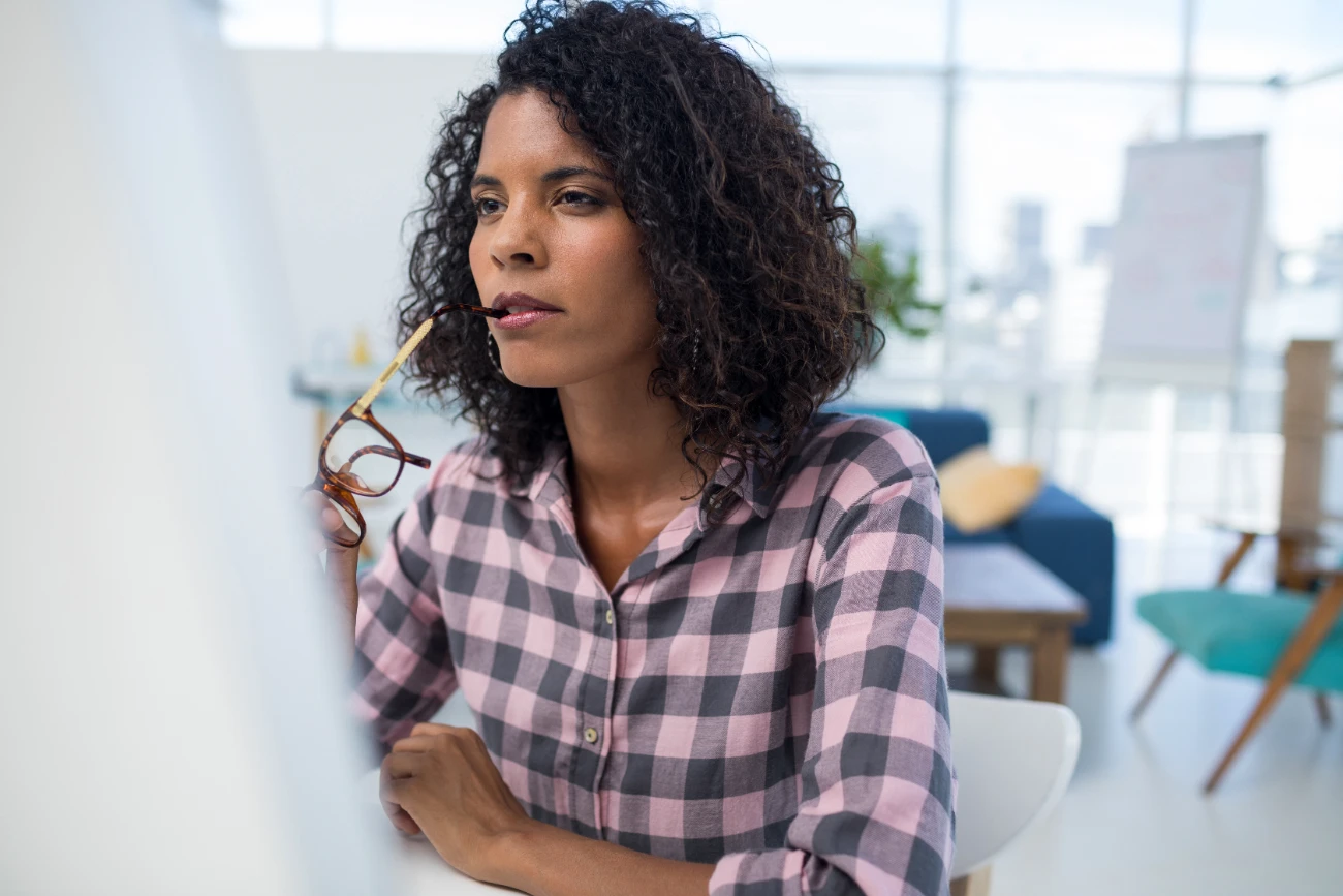 focus-woman working